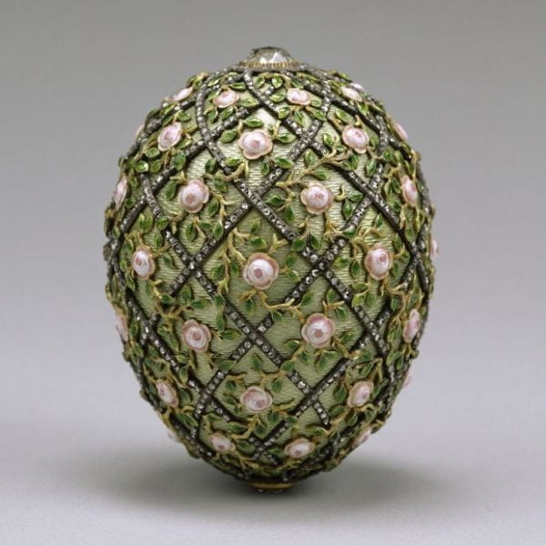 800px-house_of_fabergc3a9_-_rose_trellis_egg_-_walters_44501