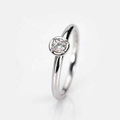 Inel solitaire din aur cu diamant Onda